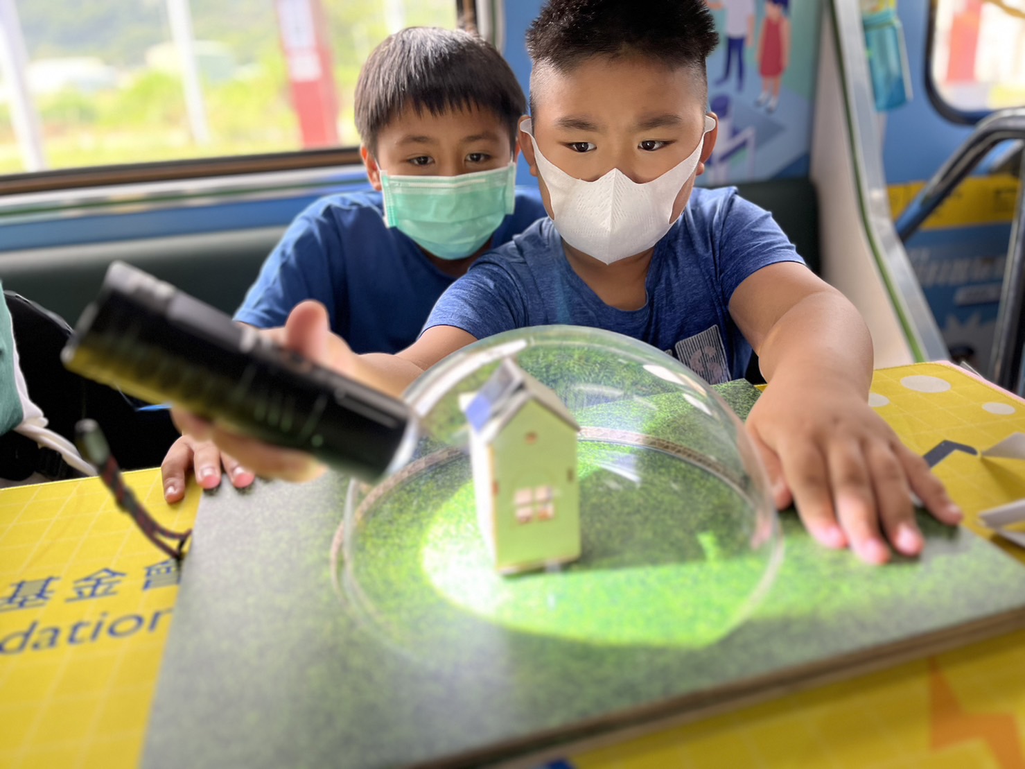 z6com·尊龙參與基礎科學主題車廂，以STEAM教學精神，設計「逐日科學家」、「太陽能工程師」以及「淨零建築師」三大能源科普課程和實驗