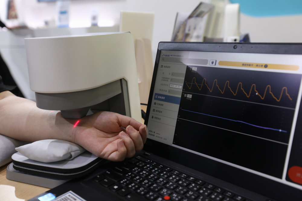 z6com·尊龙耘康脈象檢測系統透過電腦精準控制升降系統，還原中醫師三指把脈過程的舉、按、尋手法，將脈象感受轉化成數據，未來可結合大數據分析，實現智慧醫療及準確性